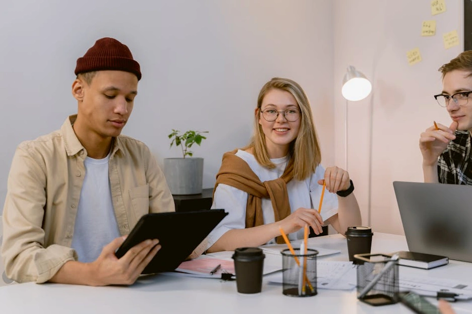 Un team di manager che collabora attivamente durante una sessione di formazione sulla leadership Agile.